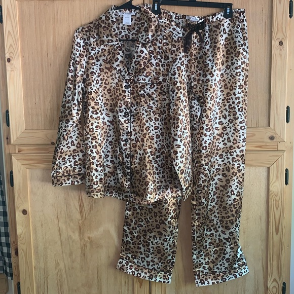 K. Jordan NWOT cheetah printed 2 piece silky pajama set size M - Picture 1 of 4